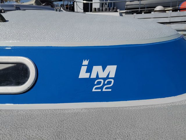 LM-22-Schriftzug am blauen Rumpf