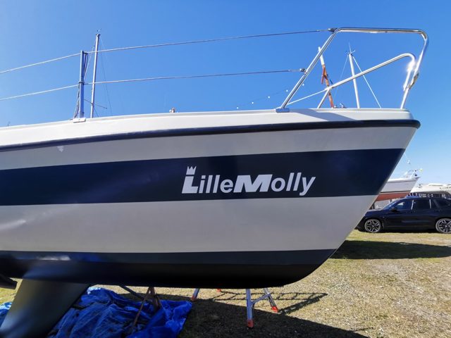 Die neue LilleMolly-Beschriftung am Bug