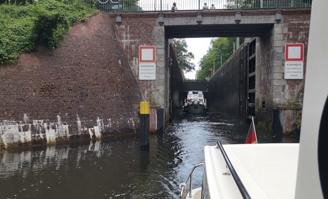 Eine Brückendurchfahrt vom Boot aus