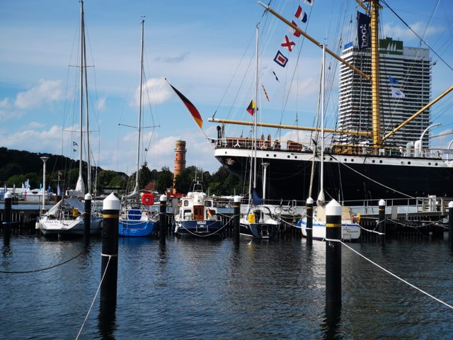 Segelschiffe bei einem Hafenbesuch