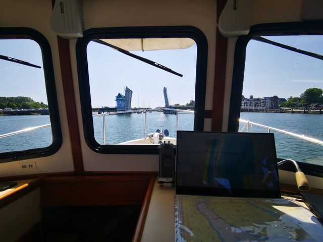 Blick aus Mollys Steuerhaus in den Hafen
