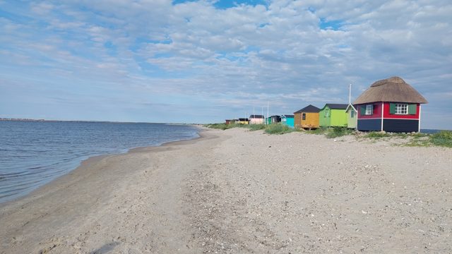 Sandstrand und Küstenhäuser