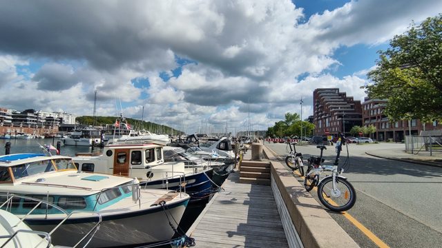 Boote und Häuser am Hafen