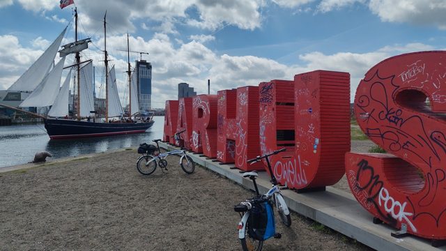 Rote Aarhus-Buchstaben an der Hafenpromenade