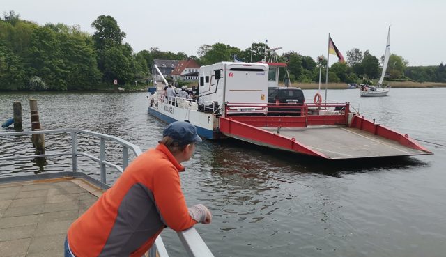Boote und Steg im Hafen